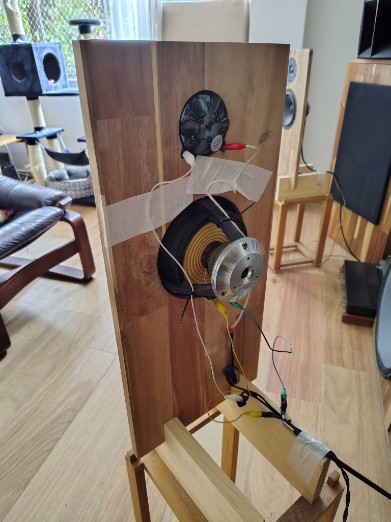 Bafles abiertos desde la parte de atrás construidos con bocinas Scan-Speak