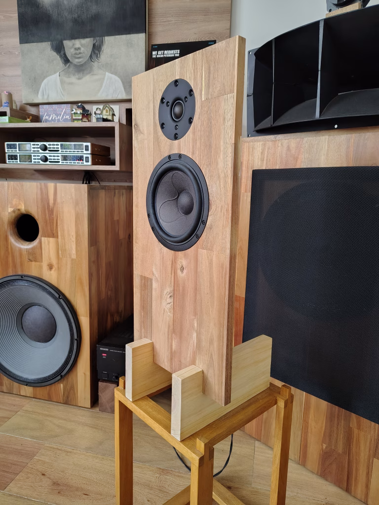 Bafles abiertos construidos con bocinas Scan-Speak