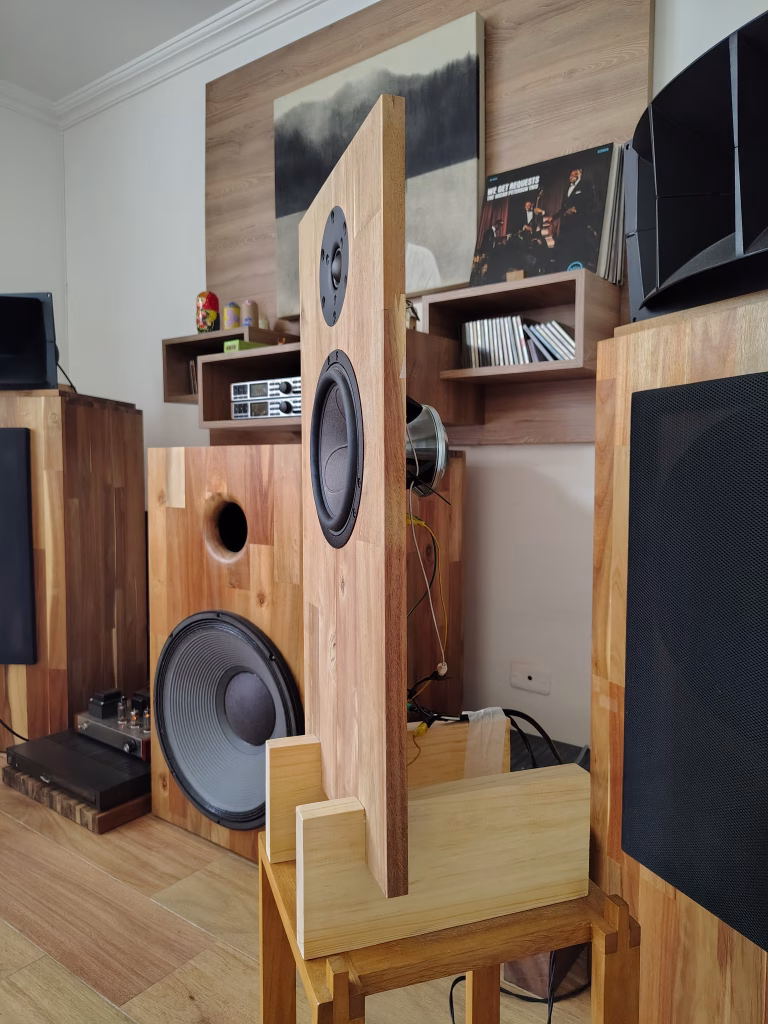 Bafles abiertos construidos con bocinas Scan-Speak